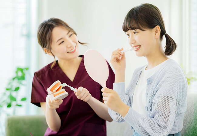 歯磨き指導をうける患者